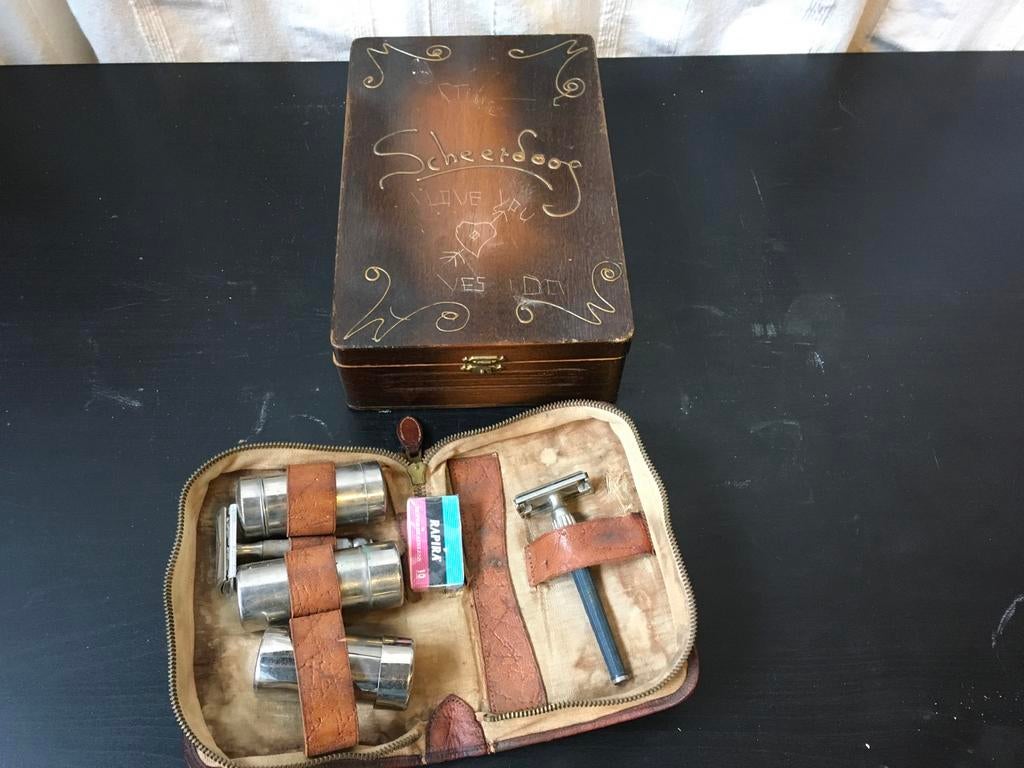 Antiek kappers scheergerei en krultangen in houten doos, Antiek en Kunst, Antiek | Gereedschap en Instrumenten, Ophalen of Verzenden