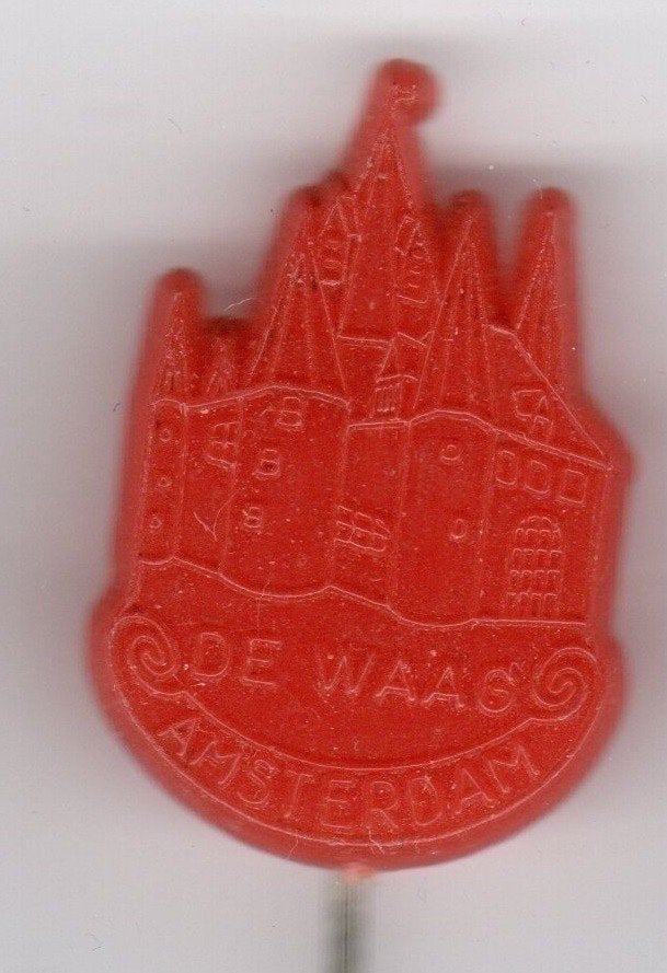 Speldje DE WAAG AMSTERDAM ROOD (A2), Ophalen of Verzenden, Gebruikt, Overige onderwerpen