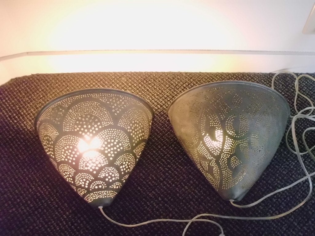TK: 2 x Oosterse metalen wandlampen, 1 x ZENZA, 1 x gewoon, Gebruikt, Ophalen of Verzenden, E14 (klein), Met schakelaar