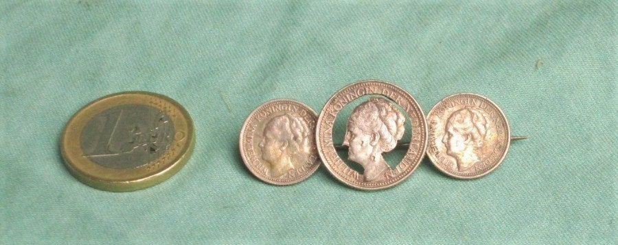 Broche van 2 dubbeltjes en 1 kwartje van Wilhelmina, Ophalen of Verzenden, Zilver, Broche