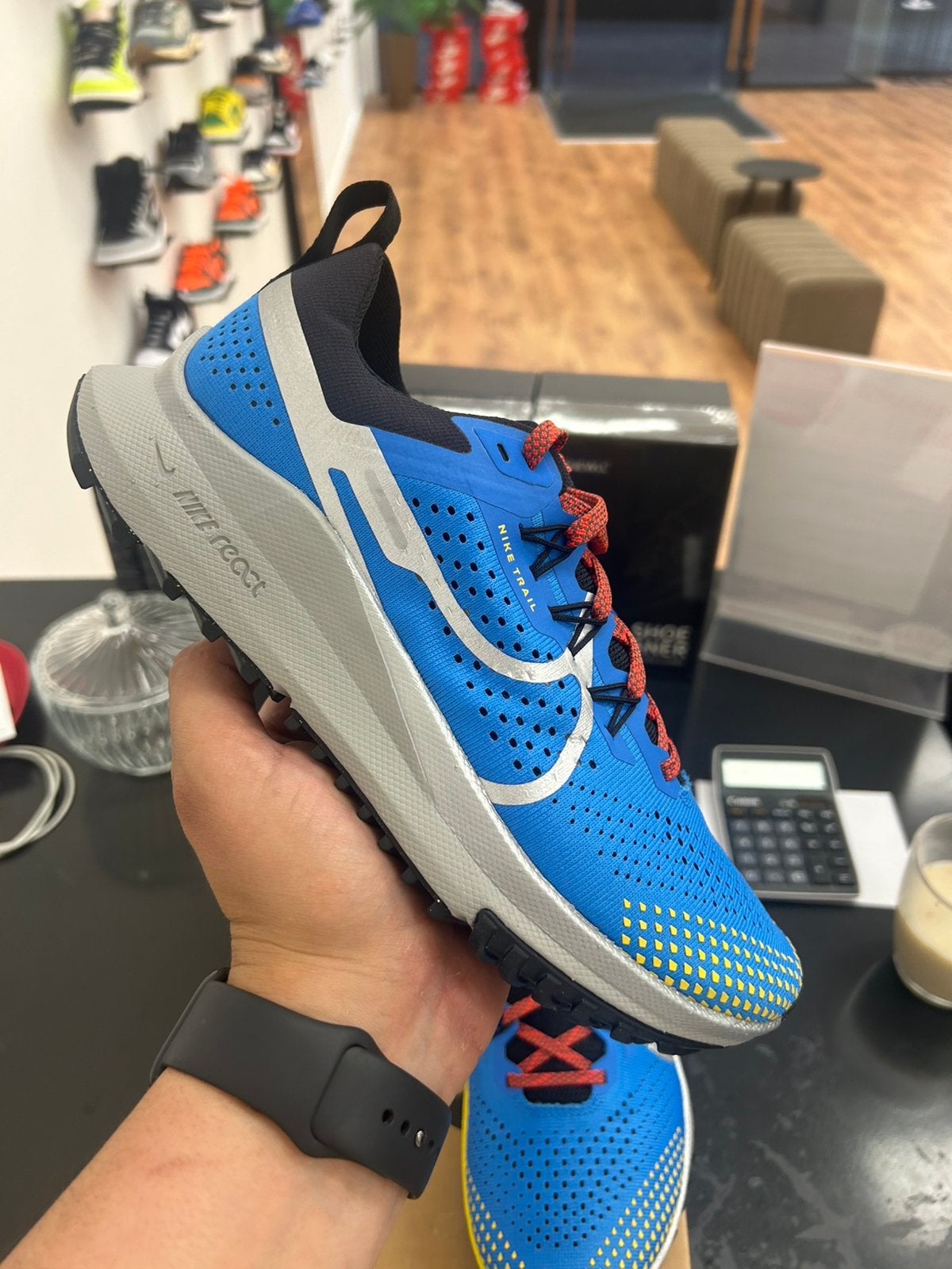 Nike React Pegasus Trail 4 Light Photo Blue/Metallic Silver, Sport en Fitness, Loopsport en Atletiek, B, Nieuw, Ophalen of Verzenden