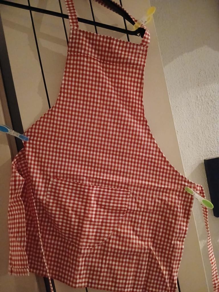 Rood-wit geruit kinderschortje - Nieuw, Huis en Inrichting, Ophalen of Verzenden, Nieuw, Rood