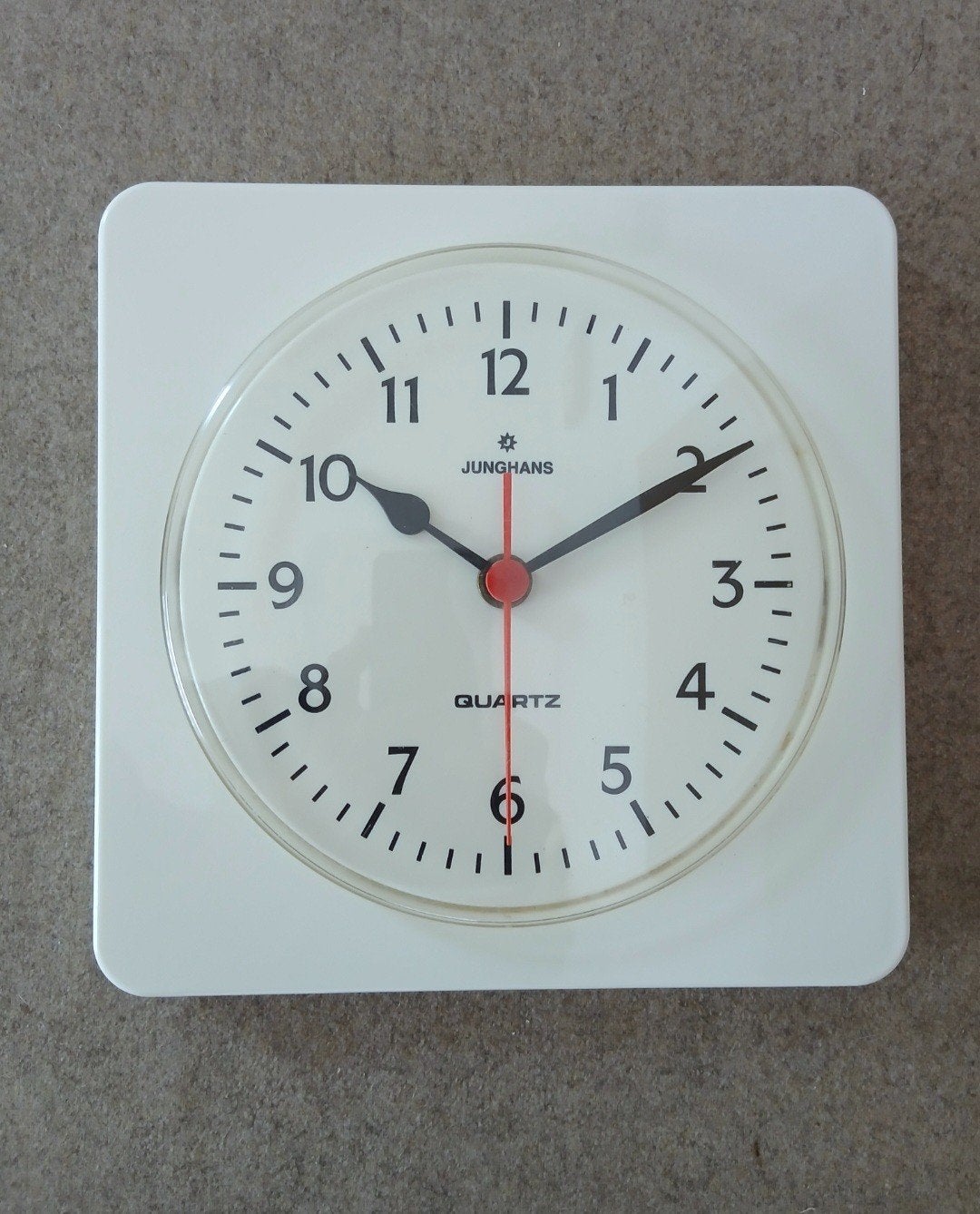 Junghans vintage plastic wandklok, Vintage, Ophalen of Verzenden, Wit, Wandklok