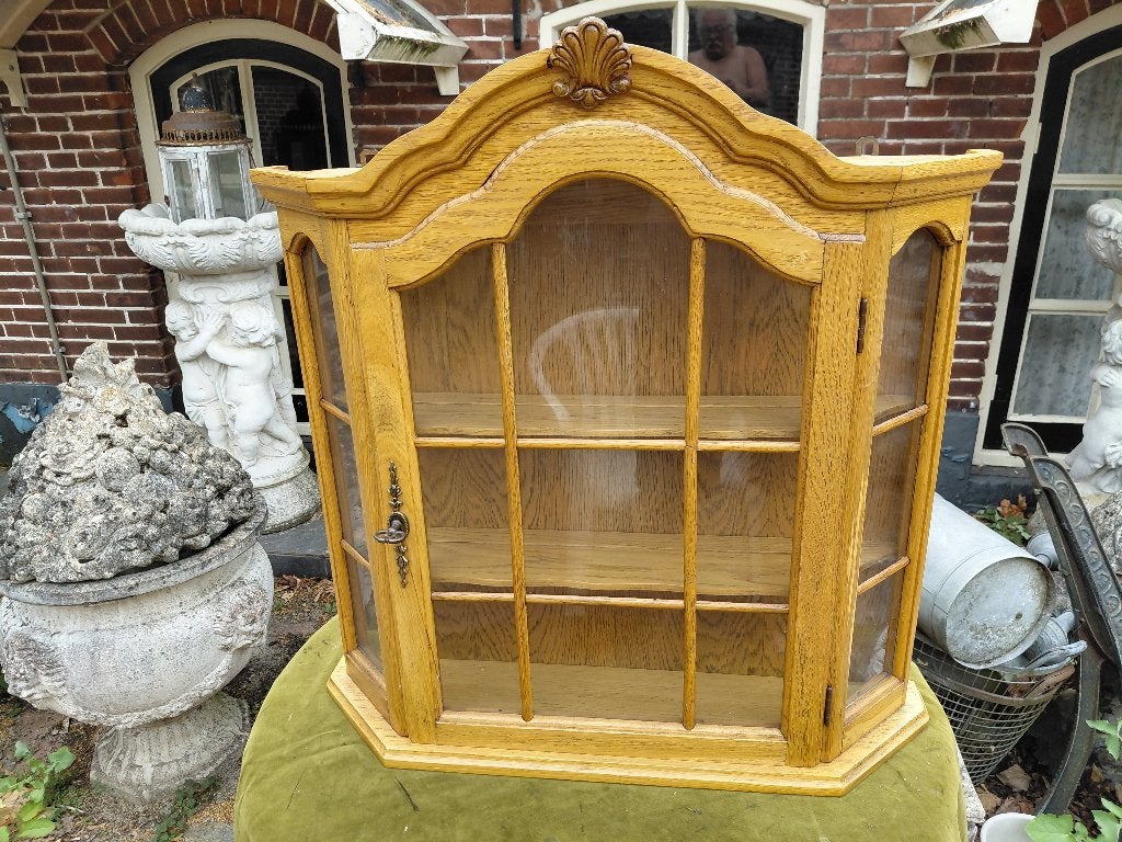 Licht eiken hangvitrine, zgn. porseleinkastje., Antiek en Kunst, Ophalen