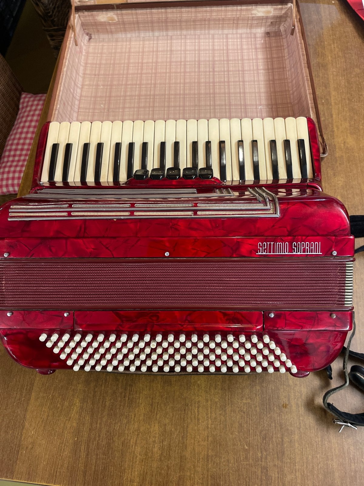 Settimio Soprani Accordeon - Rood, met koffer en riemen, Muziek en Instrumenten, Overige merken, Gebruikt, Overige formaten, Met koffer