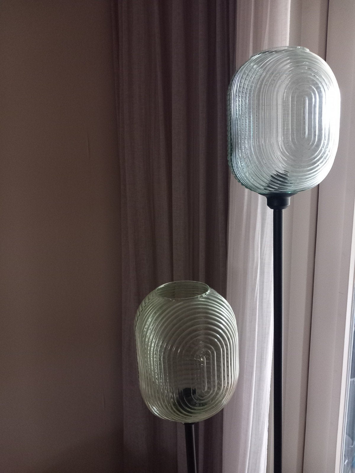 Vloerlamp met 2 glazen kappen, dimbaar., Huis en Inrichting, Ophalen, Zo goed als nieuw, 150 tot 200 cm
