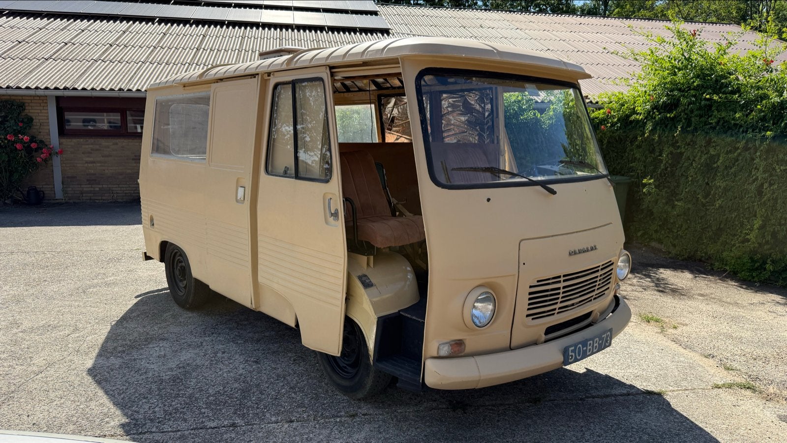 Peugeot j7f 1971 lage kilometerstand ! apk en belasting vrij, Auto's, 4 cilinders, Origineel Nederlands, Handgeschakeld, Particulier
