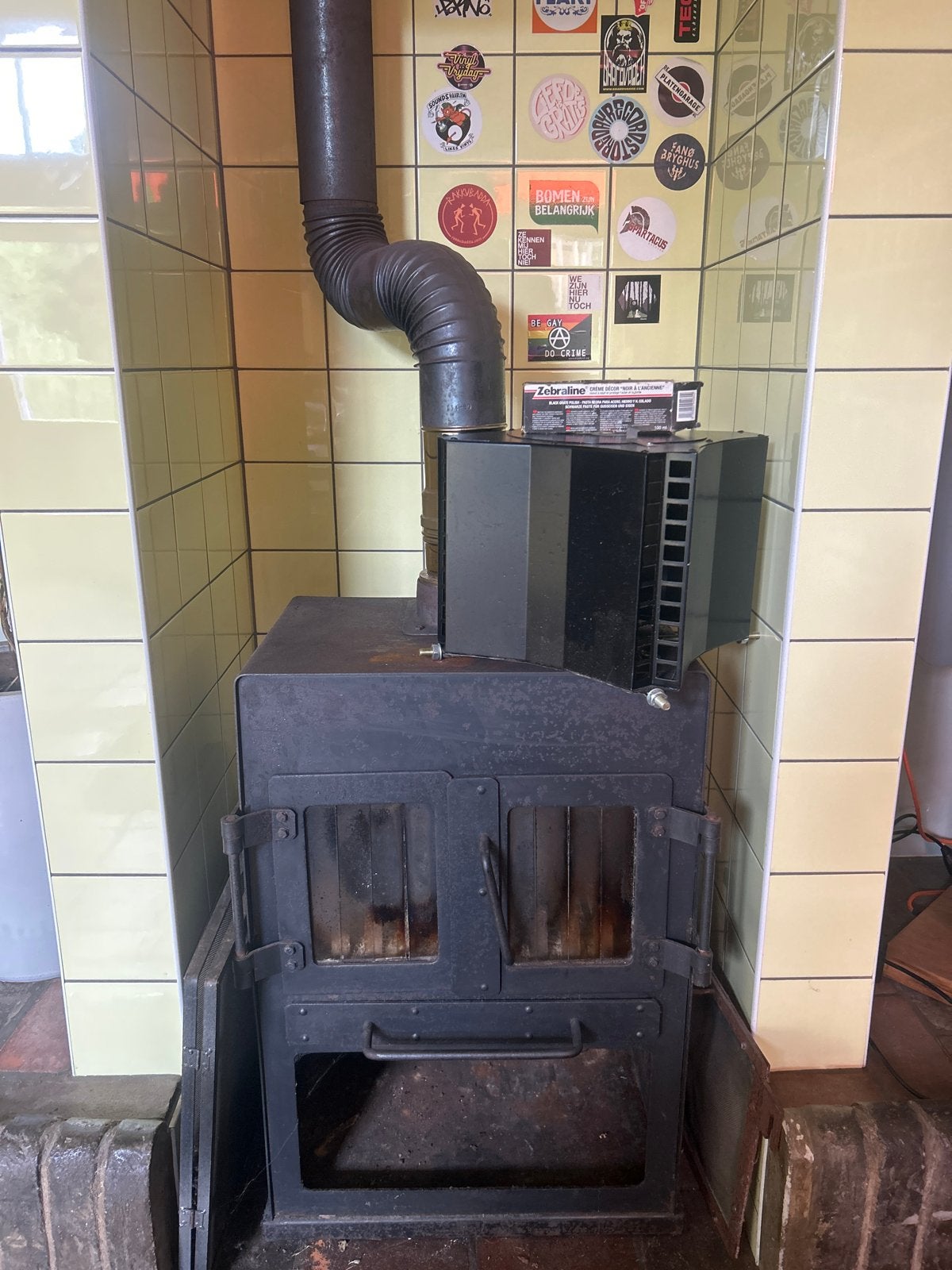Robuuste Houthaard met Pijp, kachelzwart en ventilator, Huis en Inrichting, Haarden, Ophalen, Gebruikt, Vrijstaande haard, Houthaard