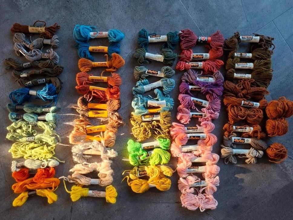 68x Tapiseriewol in veel kleuren. Gobelin, Patons, DMC., Ophalen of Verzenden, Borduurgaren of Zijde