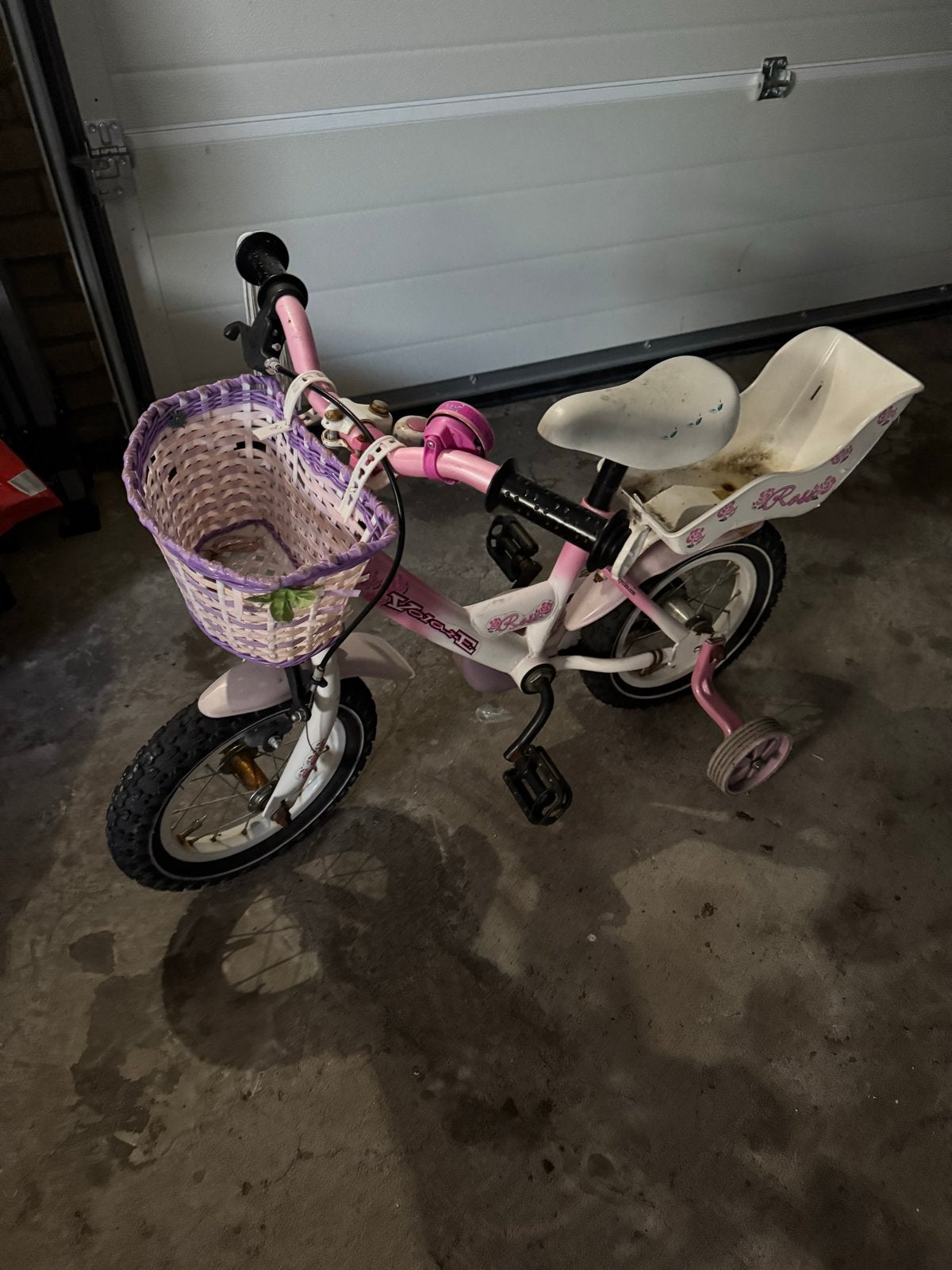 Roze kinderfiets met zijwieltjes en mandje, Zijwieltjes, Gebruikt, Velgrem, Ophalen of Verzenden