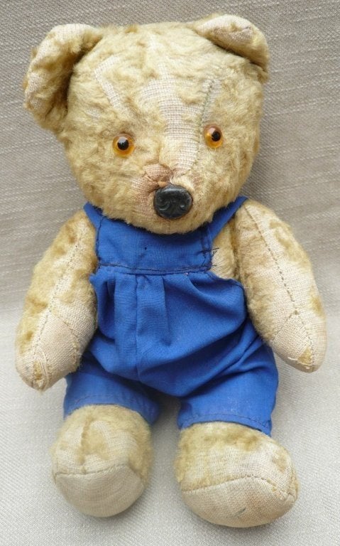 Oud teddybeertje met blauwe tuinbroek (2) , Ophalen of Verzenden, Gebruikt, Stoffen beer, Overige merken