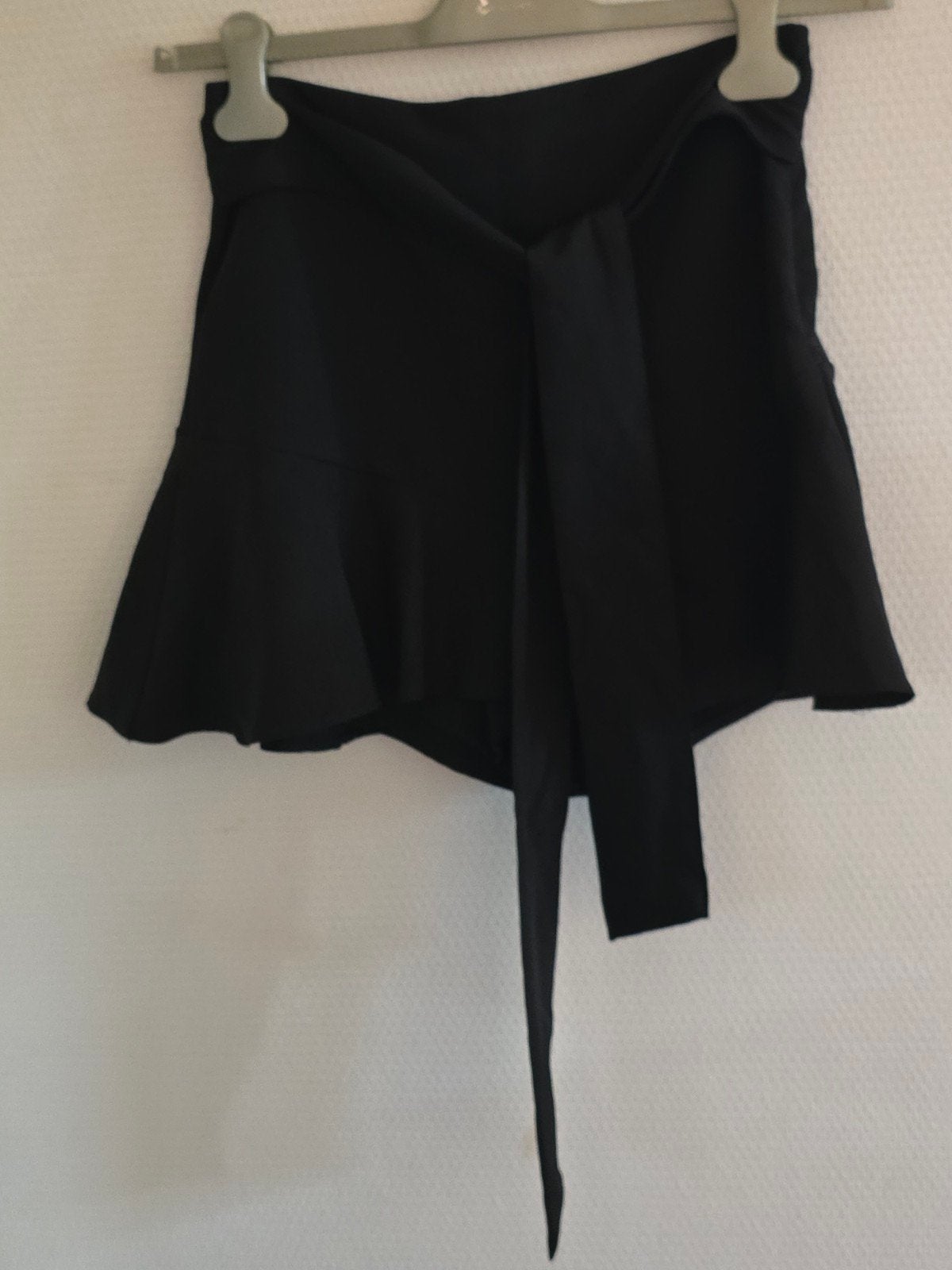 Zwarte Zara broek rokje met strikdetail, maat S, Kleding | Dames, Broeken en Pantalons, Kort, Ophalen of Verzenden, Zo goed als nieuw