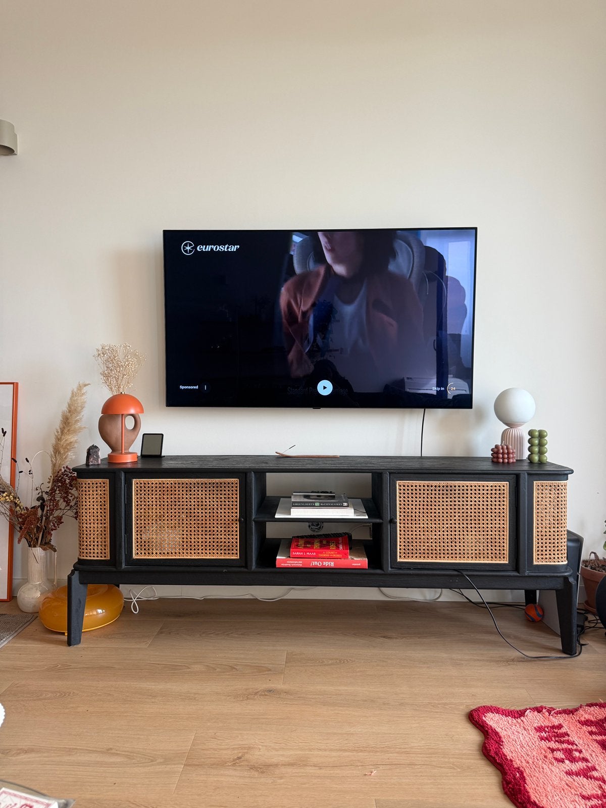 Must Living TV-meubel "Raffles" – mindi hout met rotan, Huis en Inrichting, Kasten | Televisiemeubels, Ophalen, 150 tot 200 cm