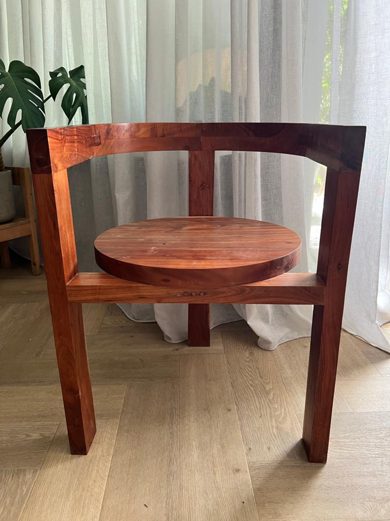 Unieke houten design stoel, Huis en Inrichting, Stoelen, Ophalen, Bruin, Zo goed als nieuw, Eén