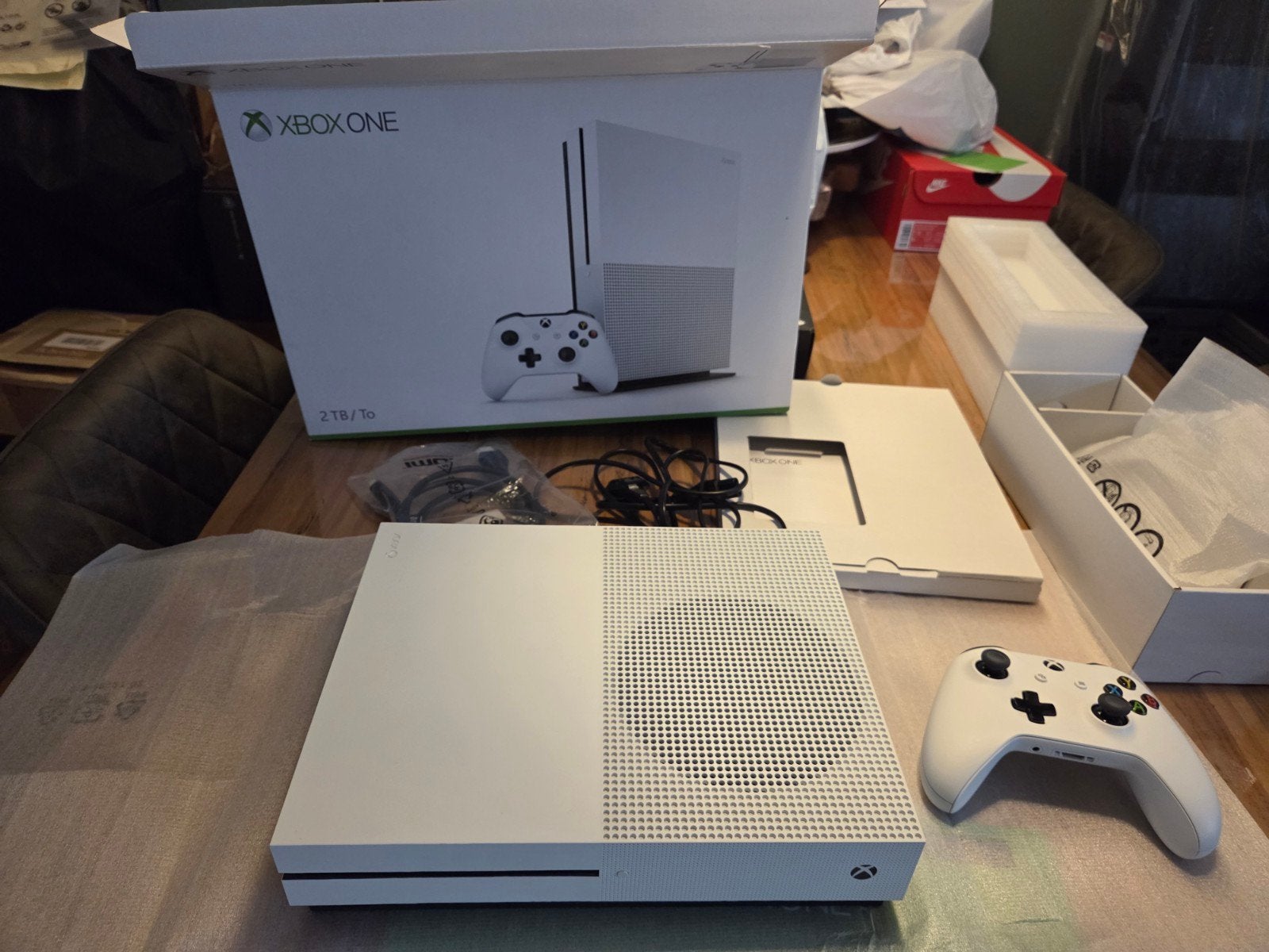 Xbox One S 2TB met controller en originele doos, 1 speler, Ophalen of Verzenden, Zo goed als nieuw, Vanaf 3 jaar
