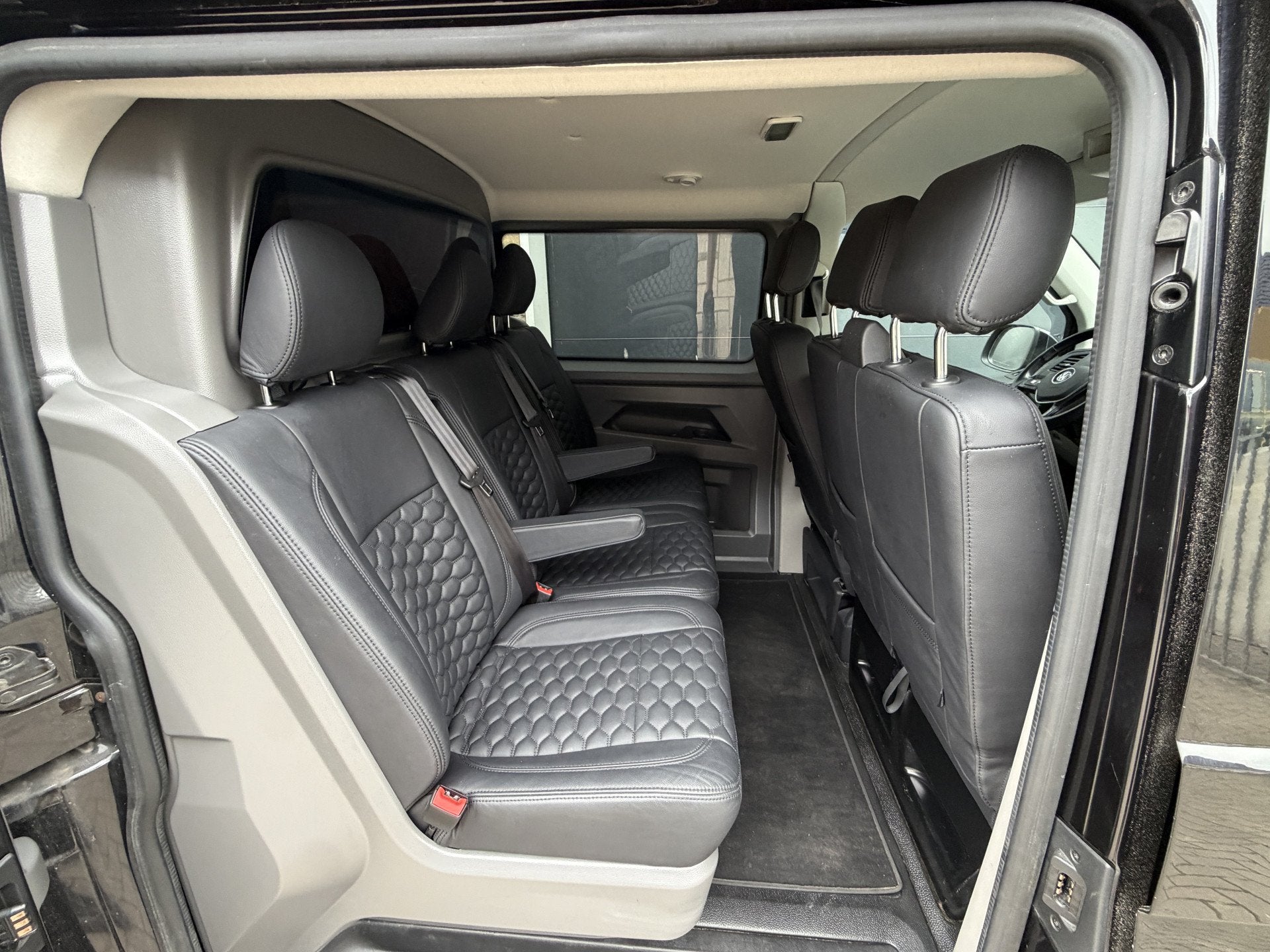 Volkswagen Transporter 2.0 TDI 204PK Euro 6 L2H1 DC 6 zit pl, Auto's, Voorwielaandrijving, Gebruikt, 4 cilinders, Volkswagen