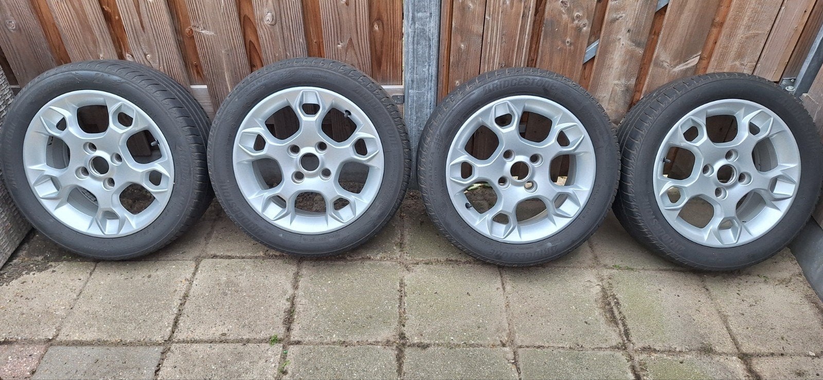 Ford Fiësta 'Snowflake' velgen + Bridgestone Turanza 005, Ophalen, Gebruikt, 15 inch, Banden en Velgen