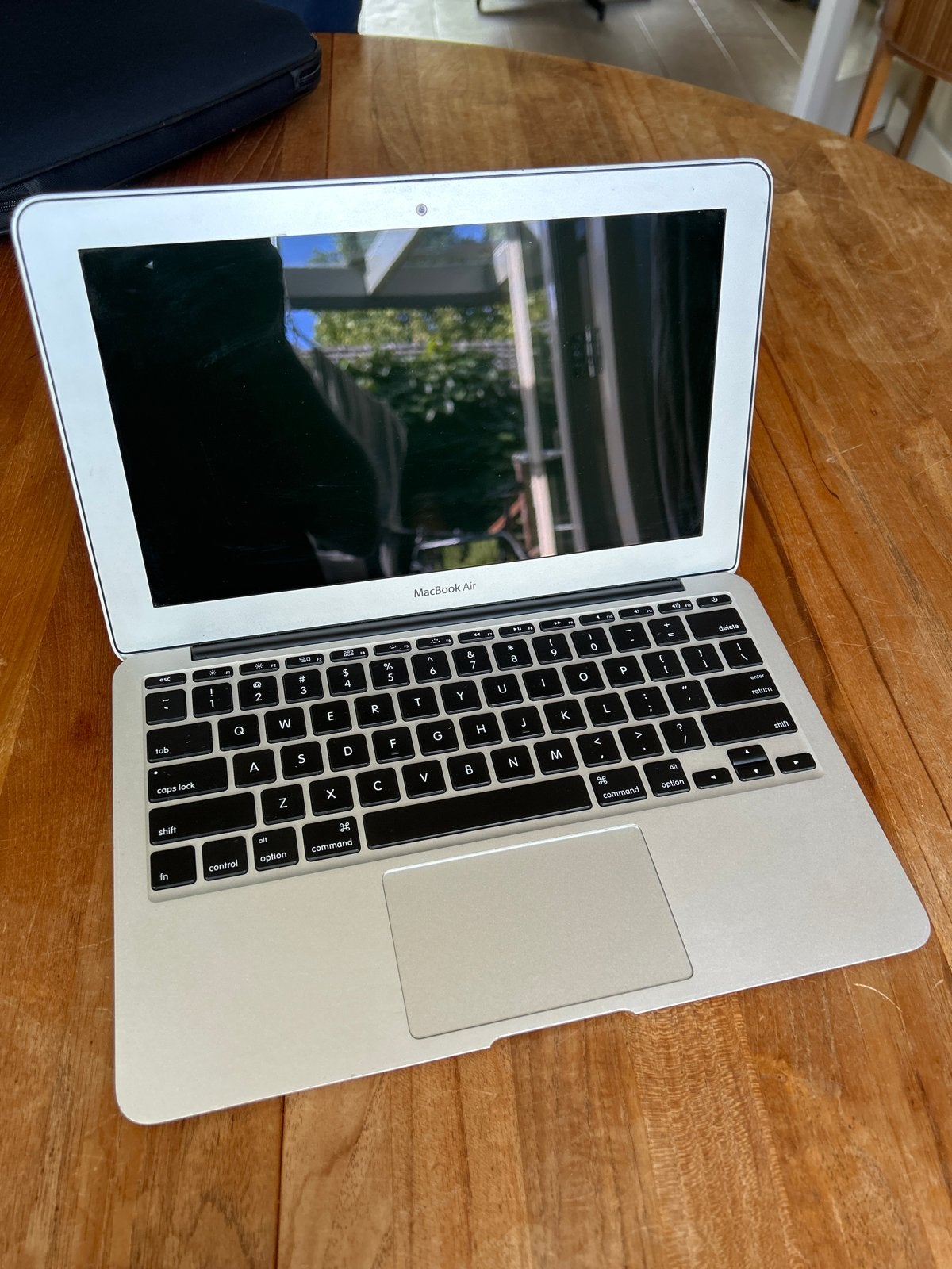 MacBook Air (A1465) met nieuwe oplader - Laadt niet op, Qwerty, 11 inch, Ophalen of Verzenden, Niet werkend
