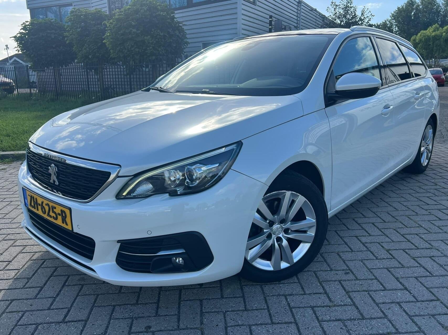 Foto 2 van Peugeot 308 SW 1.2 PureTech Blue Lease Executive Cruise Pano