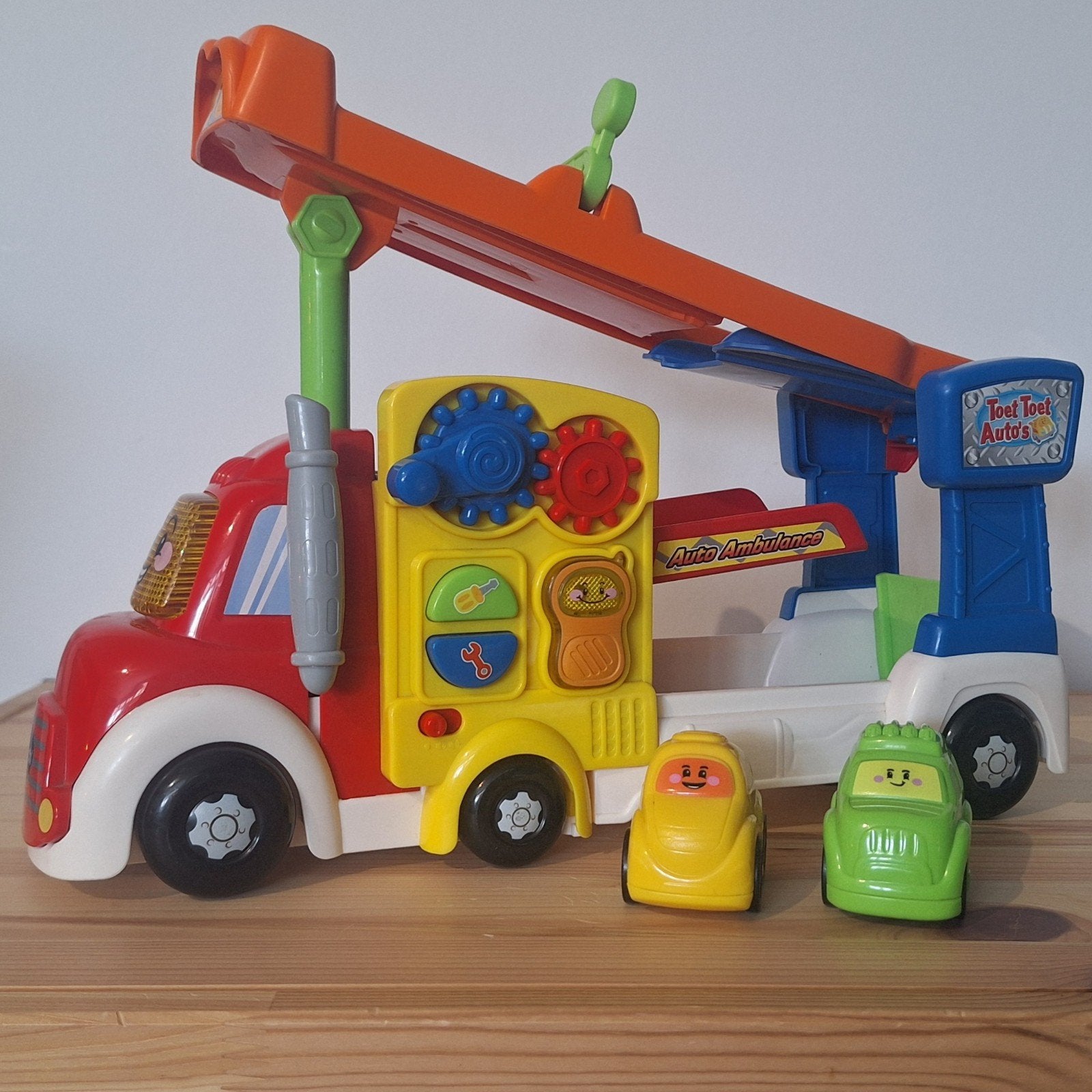 VTech Toet Toet Auto's Takelwagen met 2 auto's, Ophalen of Verzenden, Gebruikt