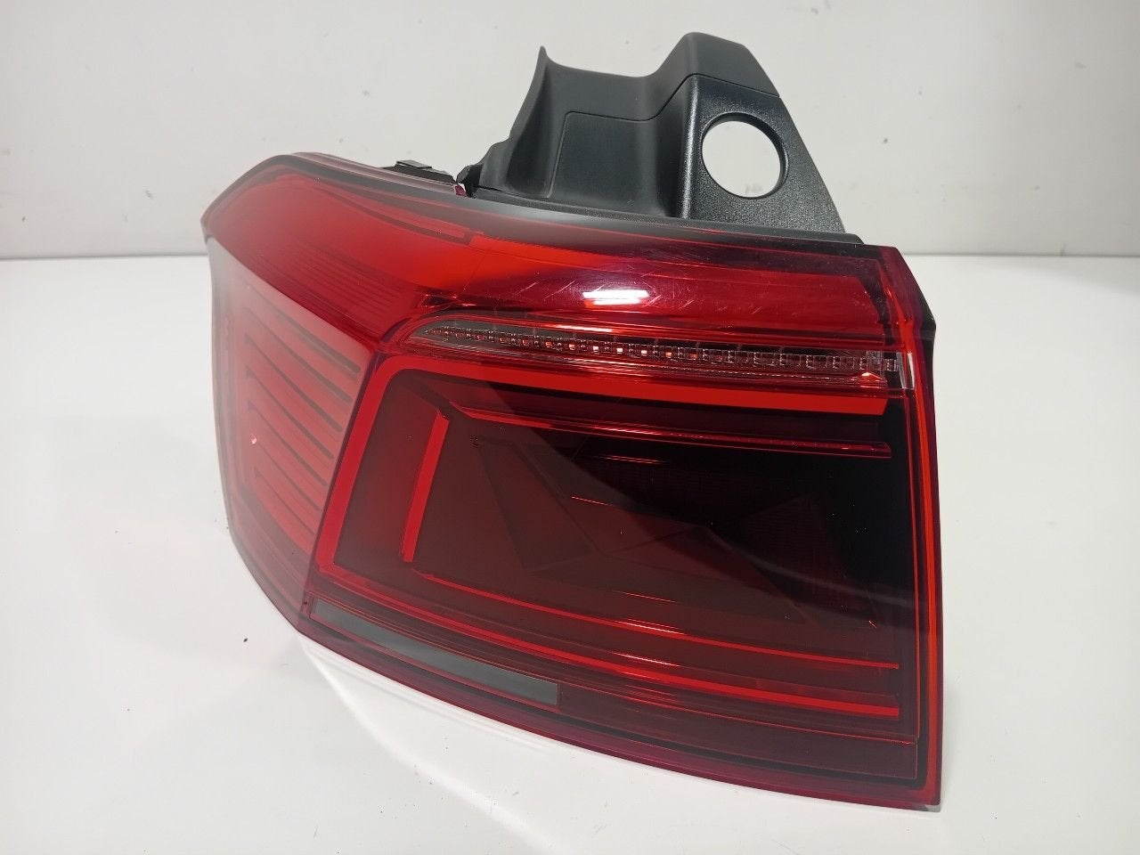 Achterlicht links buiten Volkswagen Passat, Onderdelen@venauto.nl, Van der Ven Autorecycling B.V., Gebruikt, Ettenseweg 76, 4706 PB Roosendaal, The Netherlands