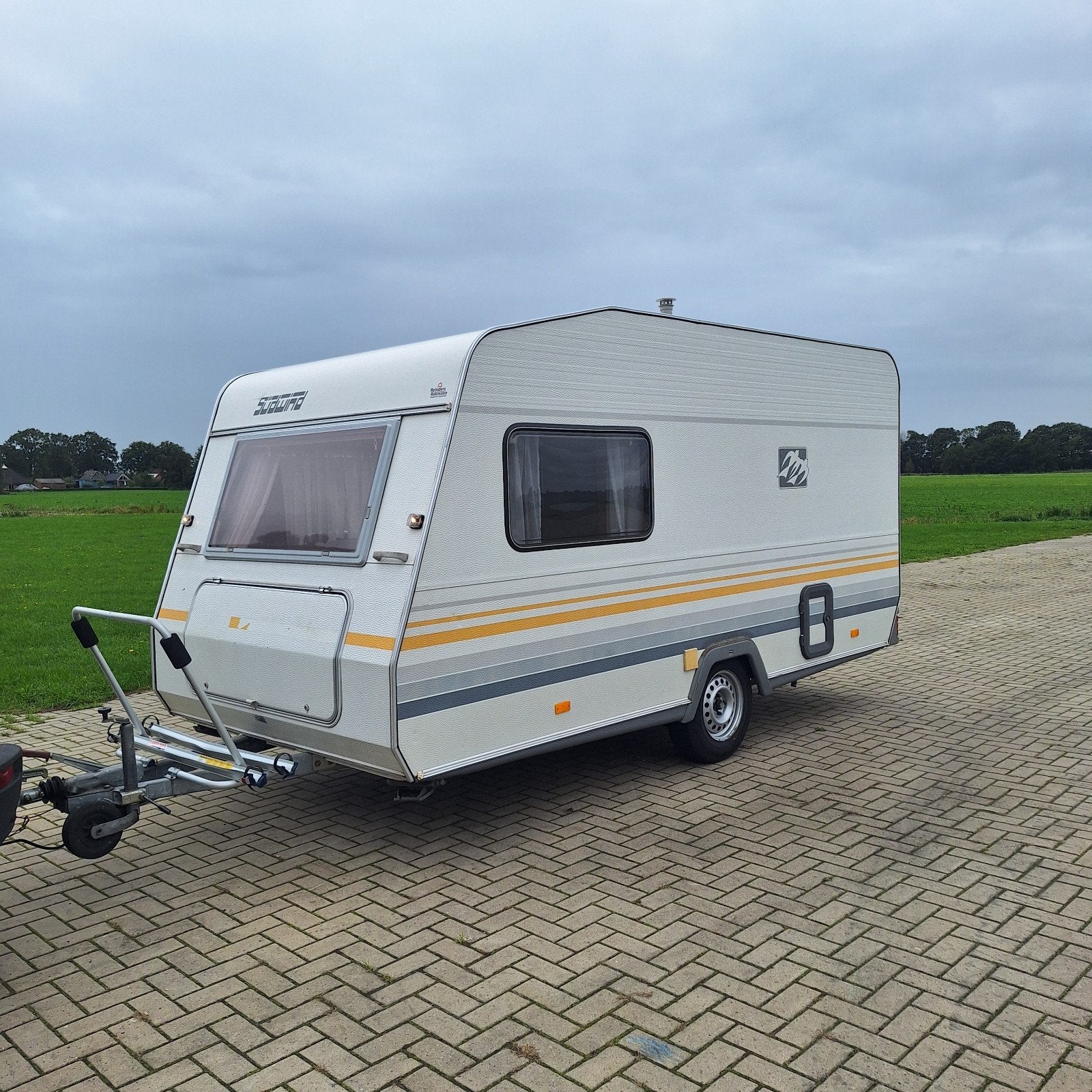 Knaus Sudwind 420, Voortent+luifel, Stapelbed, Fietsendrager, Bedrijf, Treinzit, 4 tot 5 meter, 500 - 750 kg