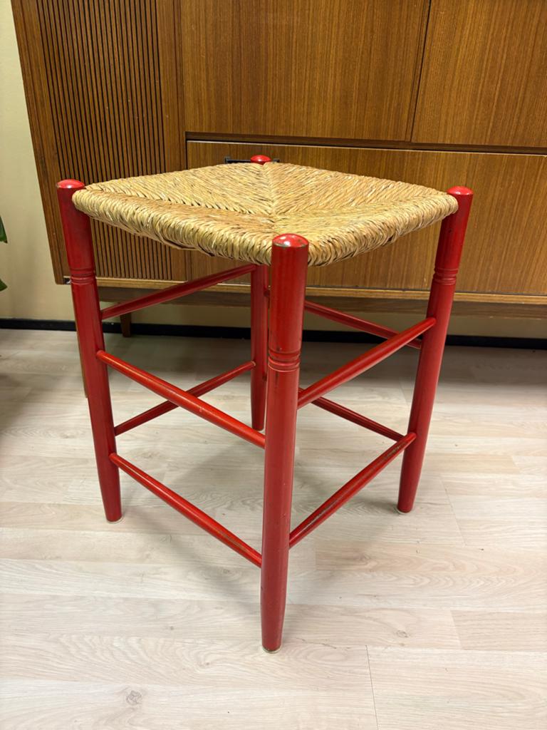 Gave vintage kruk Rood hout met biezen zitting goede staat, Ophalen of Verzenden, Hout