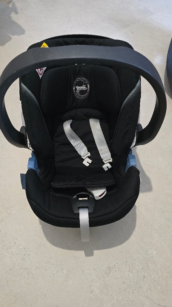 Cybex Aton 5 autostoel met Isofix base - Zo goed als nieuw, Autogordel of Isofix, Verstelbare rugleuning, Zo goed als nieuw, 0 t/m 13 kg