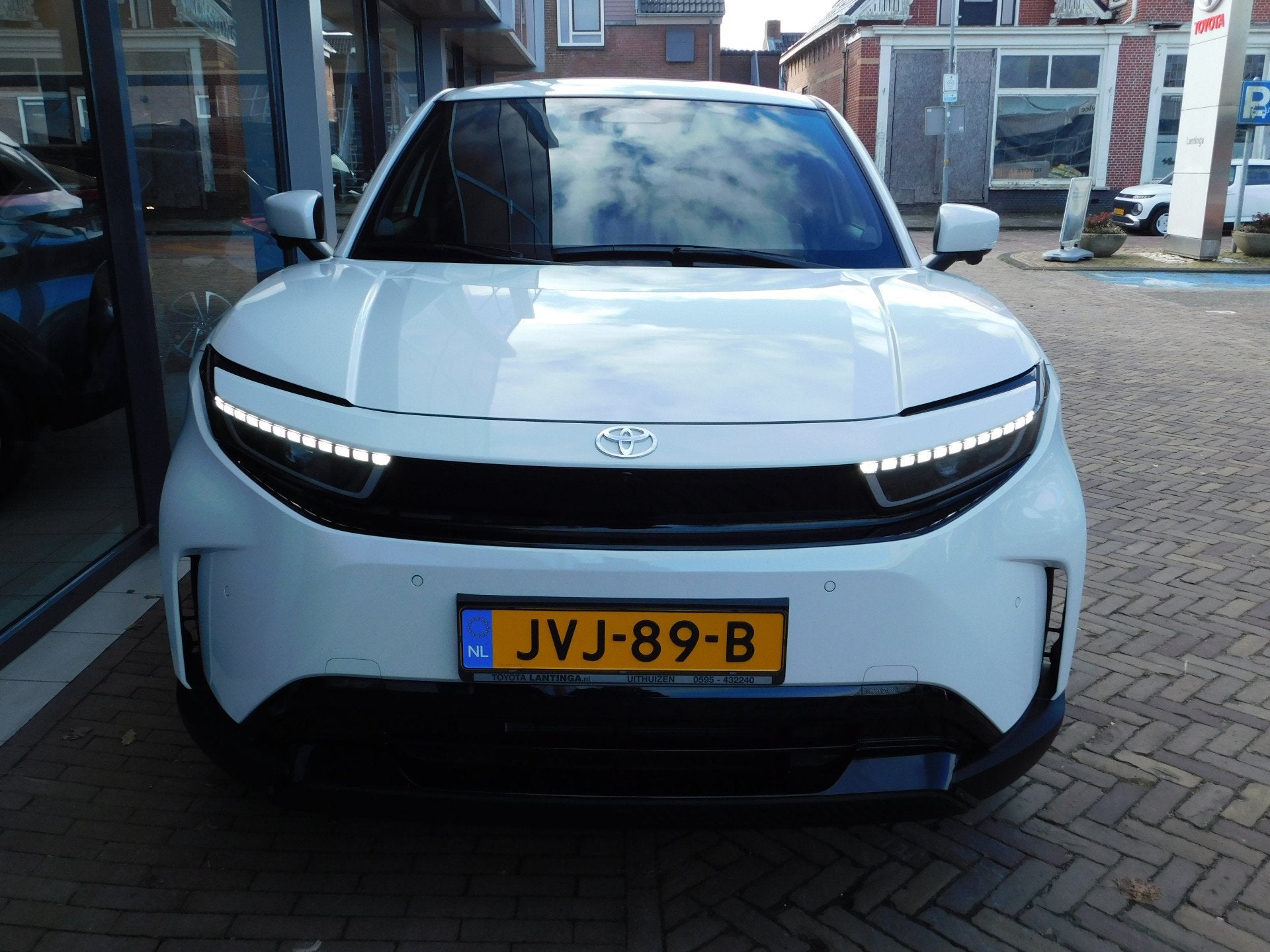 Toyota Urban Cruiser Executive 61 kWh *DEMO-DEAL* (bj 2026), Auto's, Gebruikt, 750 kg, Leder en Stof, Wit