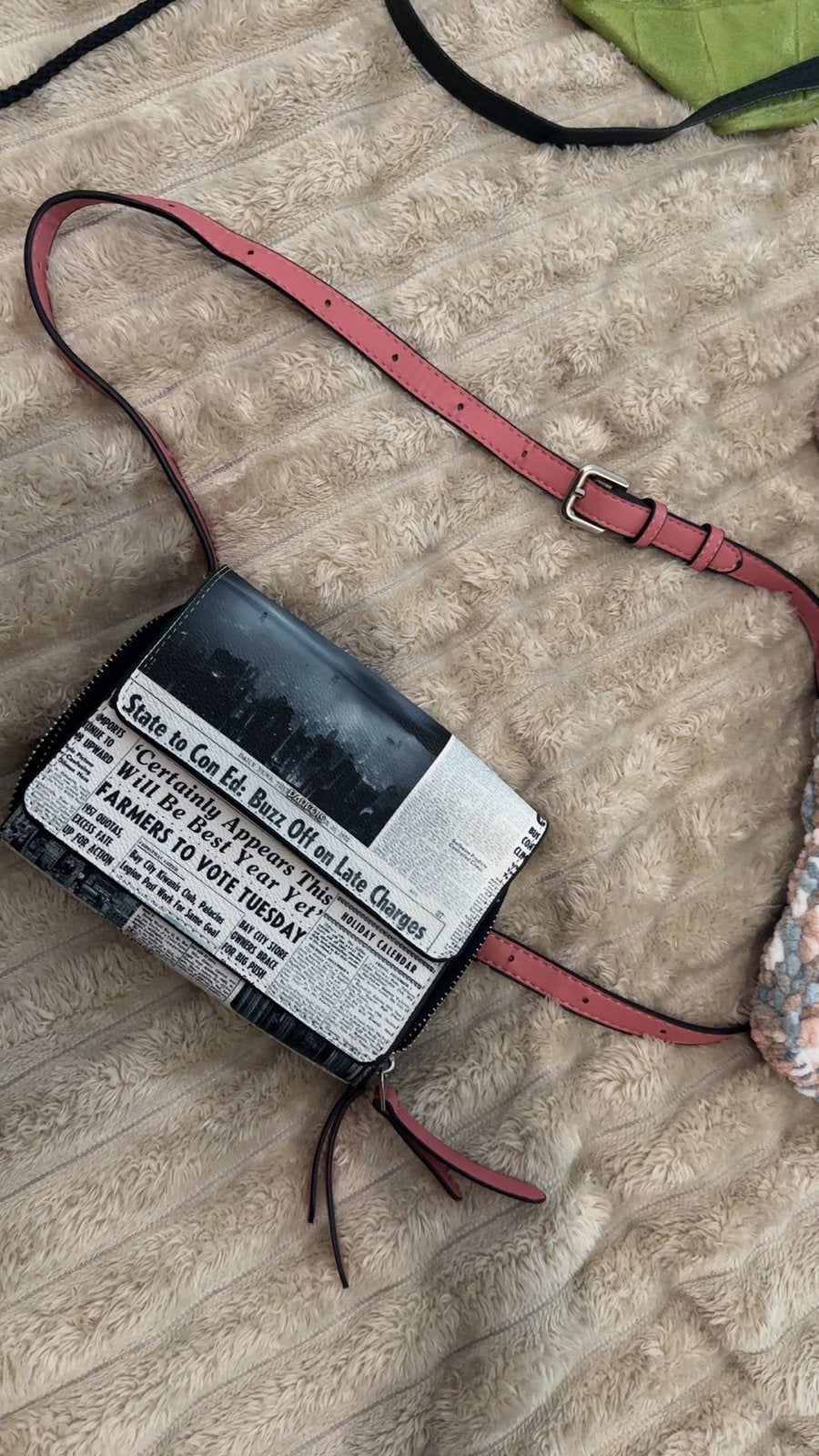 Unieke Schoudertas met Krantenprint en Roze Band, Ophalen of Verzenden, Gebruikt, Overige kleuren, Schoudertasje