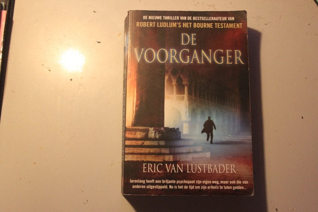 802m - boek - de voorganger - eric van lustbader, Boeken, Ophalen of Verzenden, Gelezen