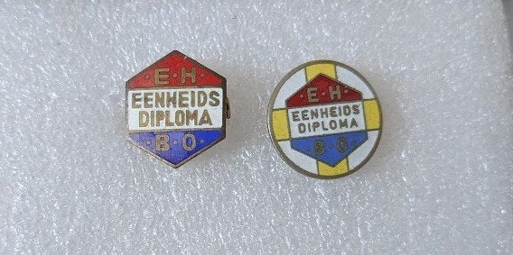 2 verschillende emaille EHBO Eenheidsdiploma brochespelden, Ophalen of Verzenden, Gebruikt, Overige onderwerpen, Speldje of Pin
