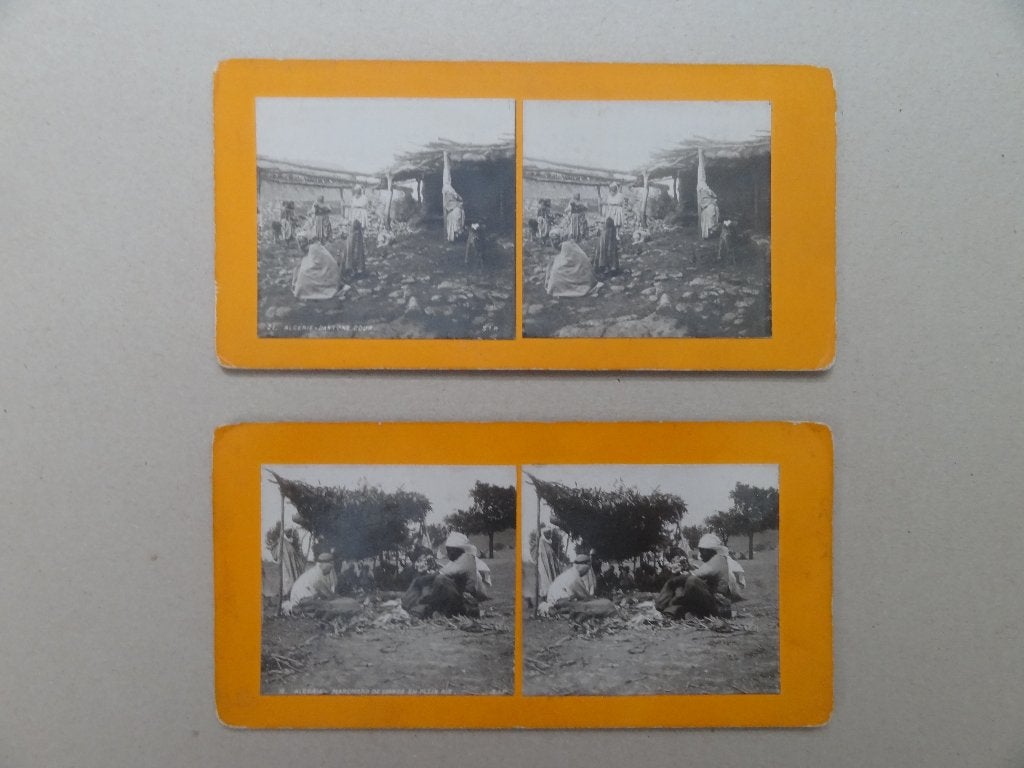 2 stereofotos, Algerie, dans une cour en marchand de viande, Verzenden