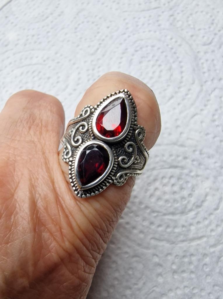 Zilveren ring met 2 granaten 925, 18 tot 19, Gebruikt, Ophalen of Verzenden, Met edelsteen