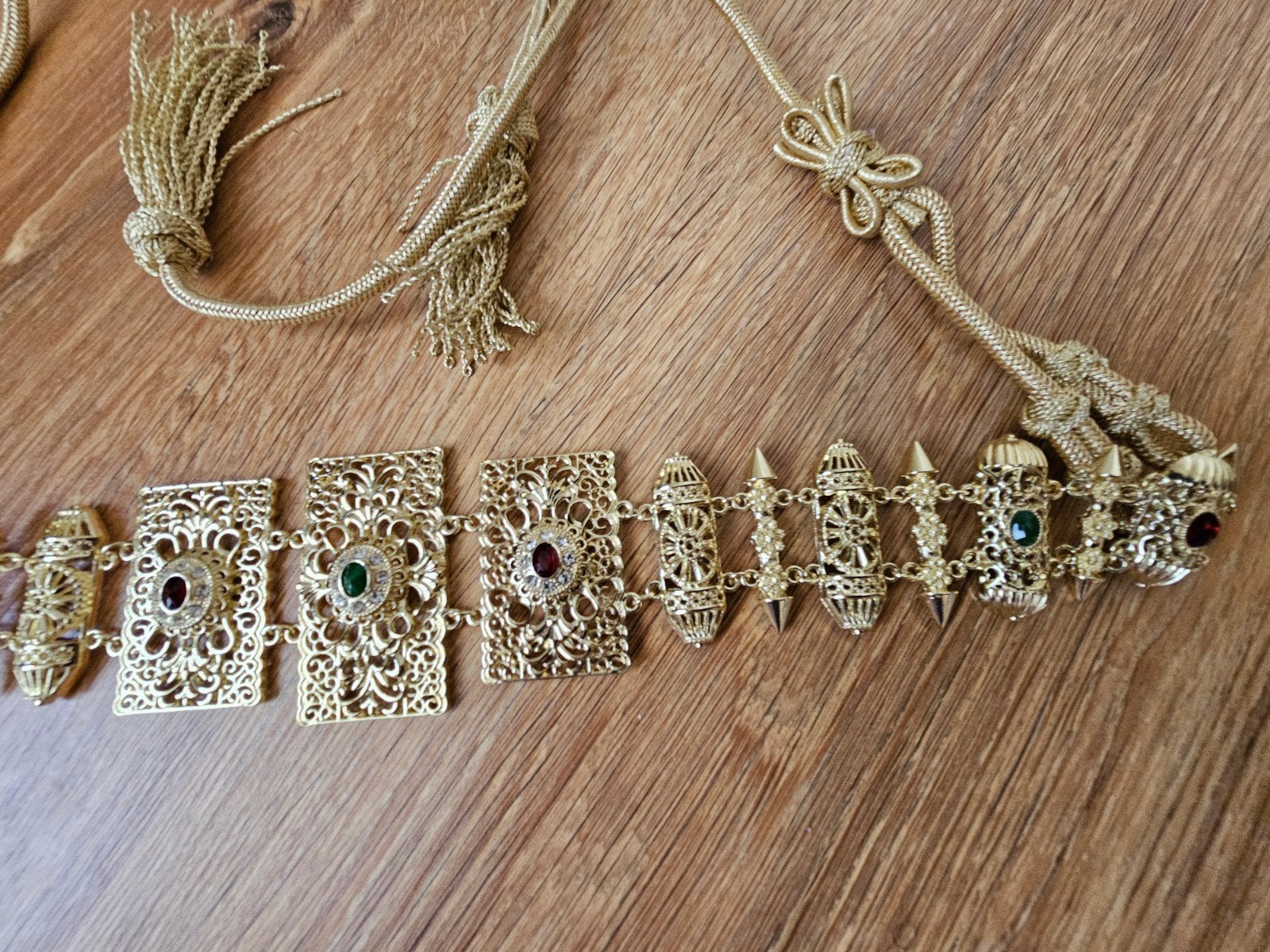 Gouden kleur  riem met edelstenen en gedetailleerde versieri, Overige materialen, Nieuw, Verstelbaar, Ophalen of Verzenden