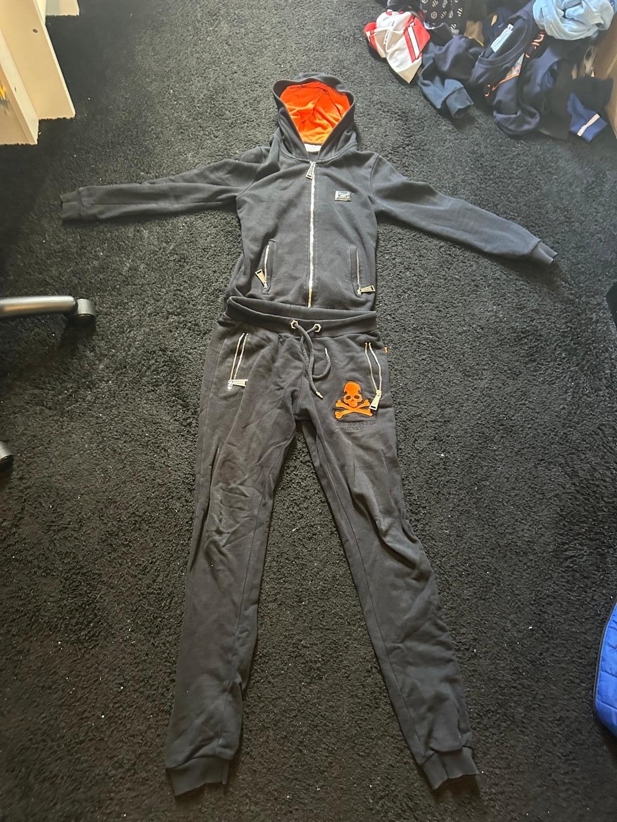 Philipp Plein Junior Trainingspak Zwart met Oranje Skull, Ophalen of Verzenden, Zo goed als nieuw, Jongen