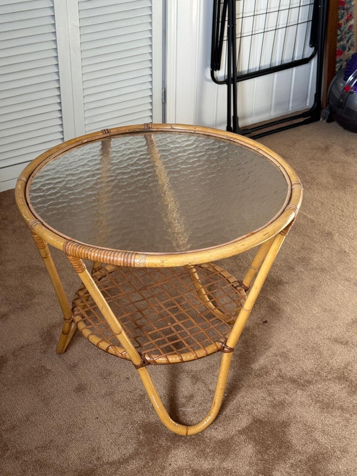 Rotan bijzettafel met glasplaat en opbergruimte, Huis en Inrichting, Overige materialen, Gebruikt, Rond, Ophalen