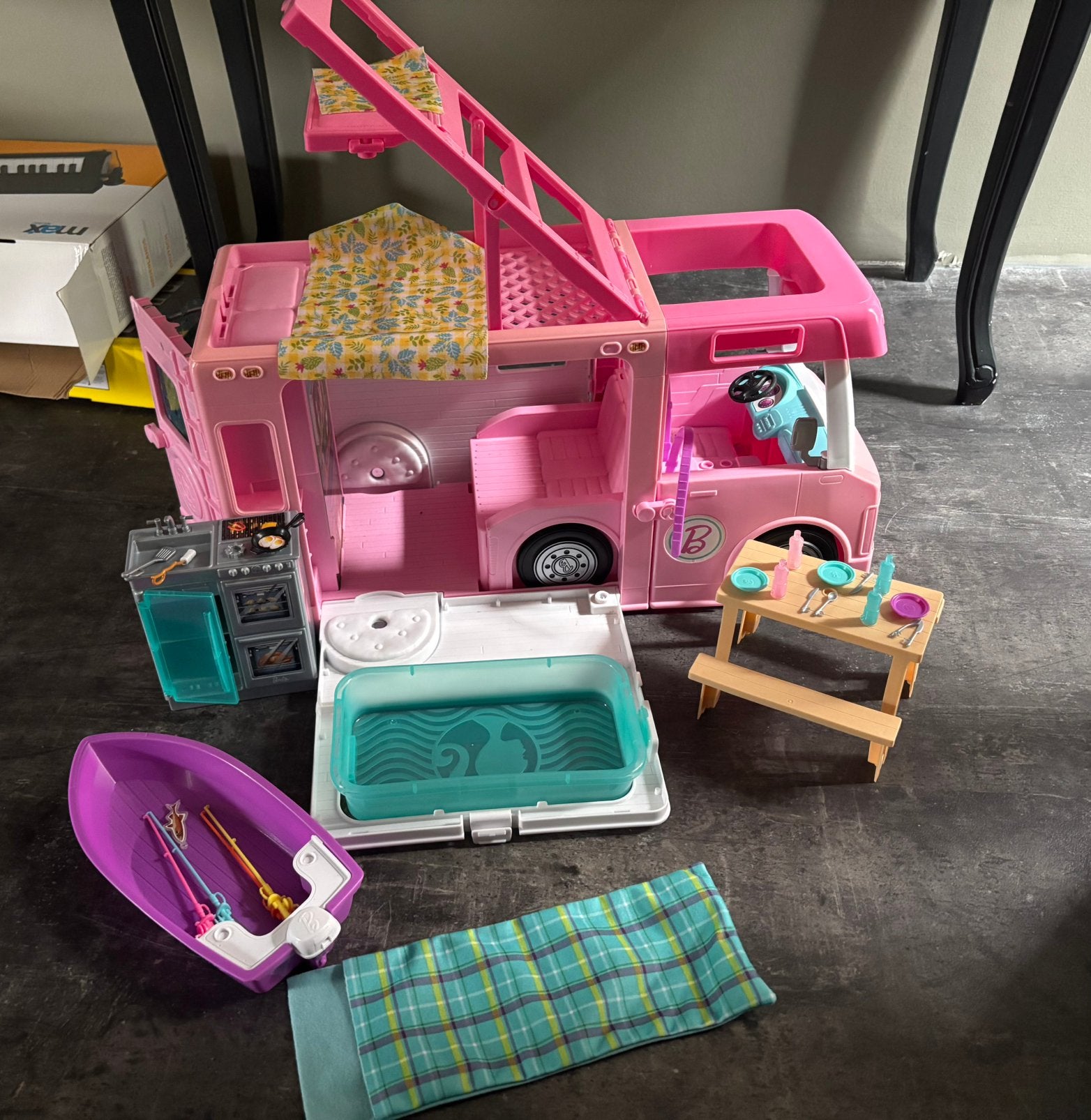 Barbie camper inclusief assesoires, Kinderen en Baby's, Speelgoed | Poppenhuizen, Ophalen, Zo goed als nieuw, Toebehoren