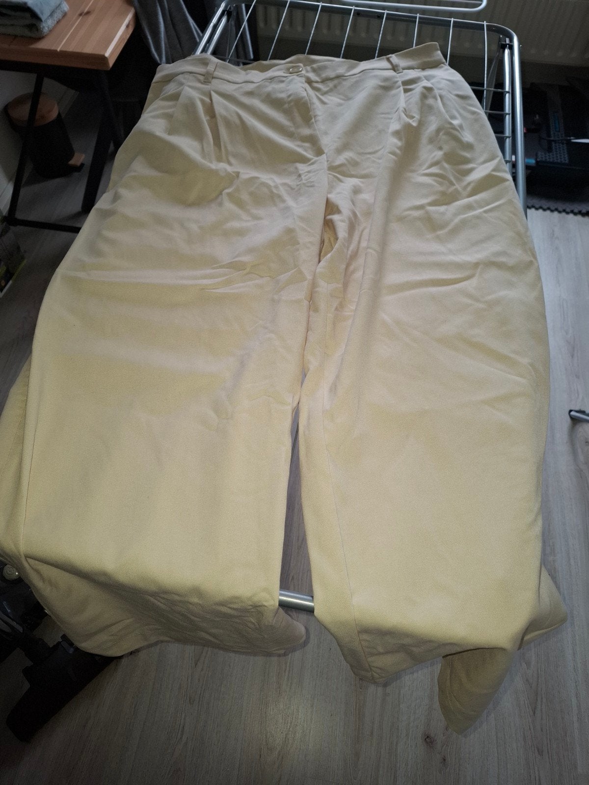 Lichtbeige wijde nette broek. Monki maat 50, Ophalen of Verzenden, Zo goed als nieuw, Beige, Broek of Spijkerbroek