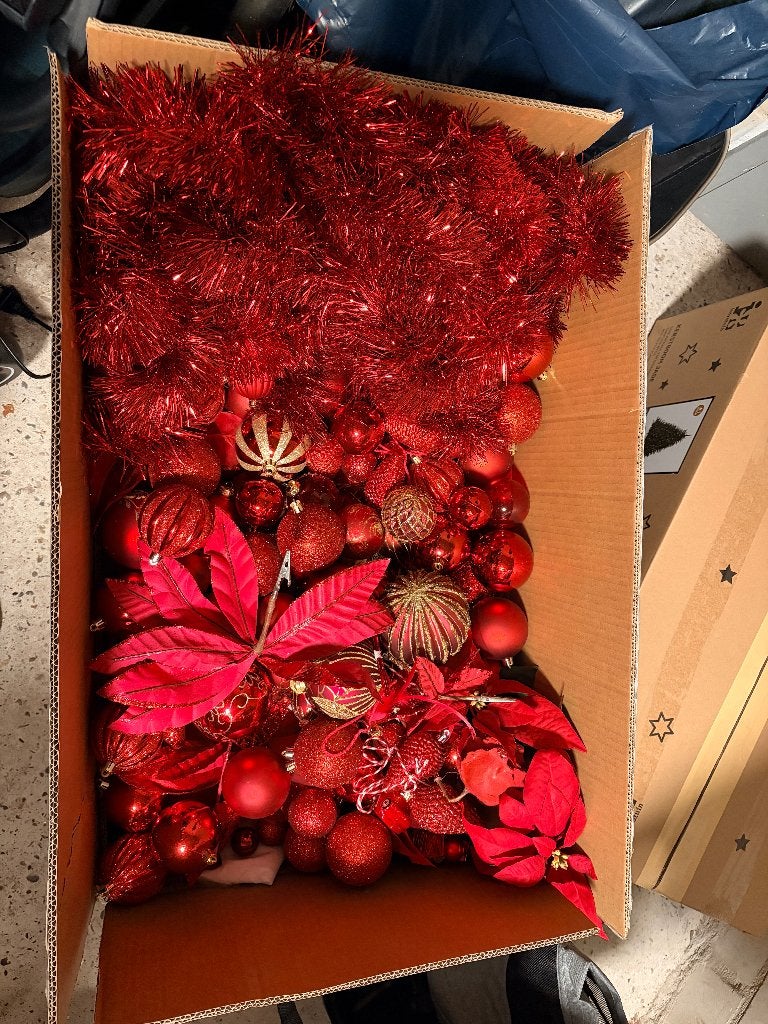 Grote doos met rode kerstversiering/ kerstballen, Diversen, Kerst, Ophalen, Zo goed als nieuw