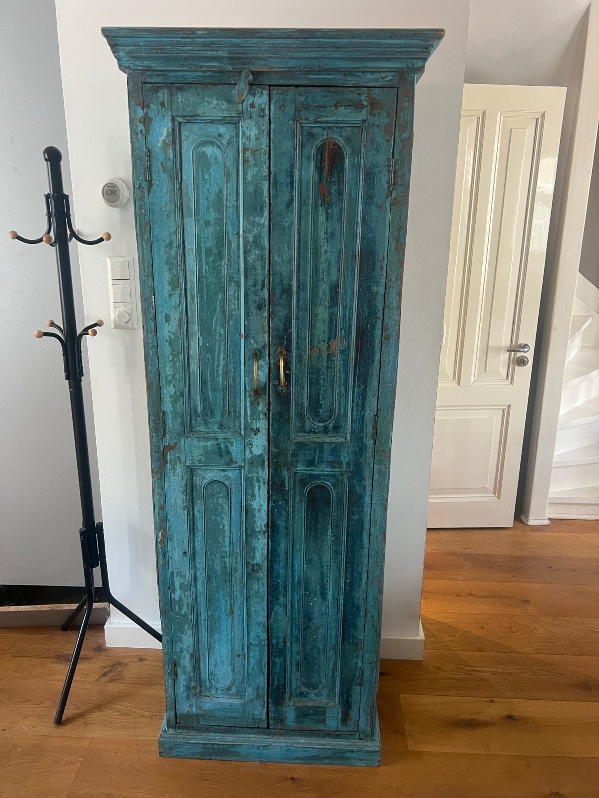 Turquoise kast, Ophalen
