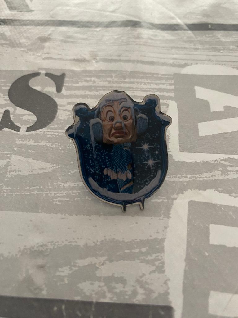 Efteling Winter pin Sneeuwschild serie 2004 Langnek, Verzamelen, Ophalen of Verzenden, Zo goed als nieuw, Button of Speldje