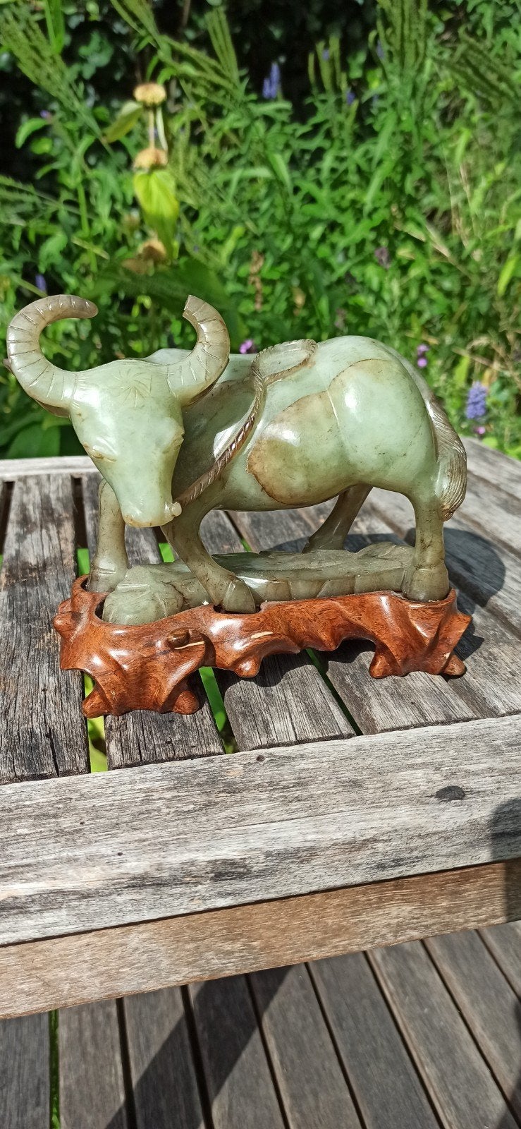 Ossenbeeld van jade op houten sokkel, Ophalen, Zoogdier, 20 - 50 cm, Steen of Keramiek