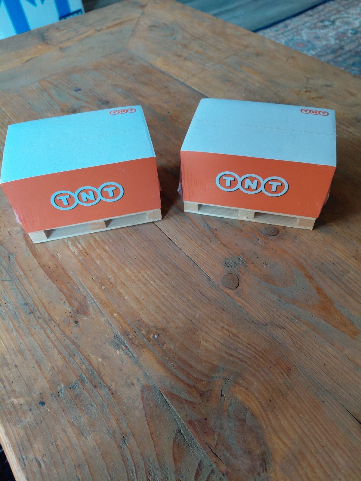 TNT notitieblok op pallet, Ophalen of Verzenden, Nieuw