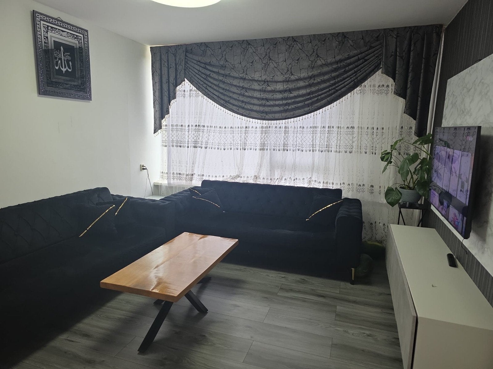 Moderne Zwarte Hoekbank - Comfortabel en Stijlvol, Huis en Inrichting, Gebruikt, 100 tot 125 cm, Hoekbank, 300 cm of meer