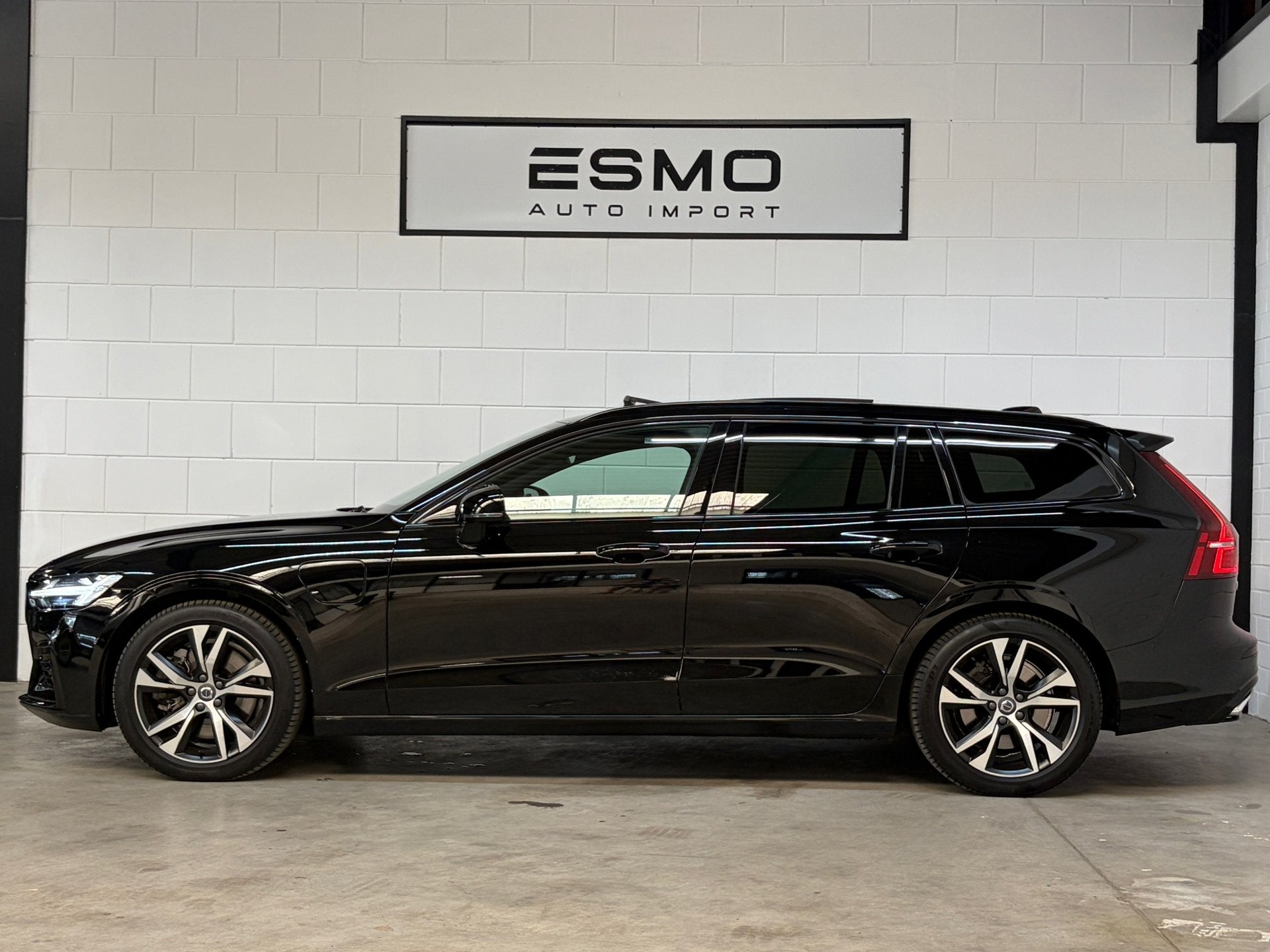 Volvo V60 2.0 T8 Recharge AWD R-Design Panoramadak HUD 360 C, Auto's, Automaat, Gebruikt, Zwart, 4 cilinders