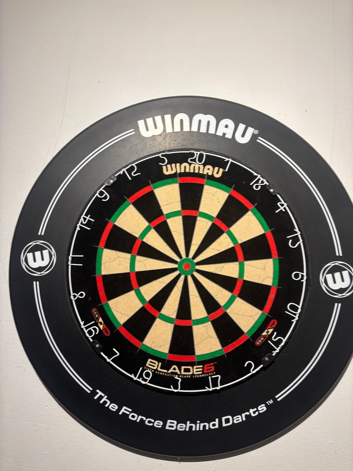 Winmau Blade 6 Dartbord met Surround en 2 sets pijlen, Sport en Fitness, Ophalen, Zo goed als nieuw, Dartbord met pijlen