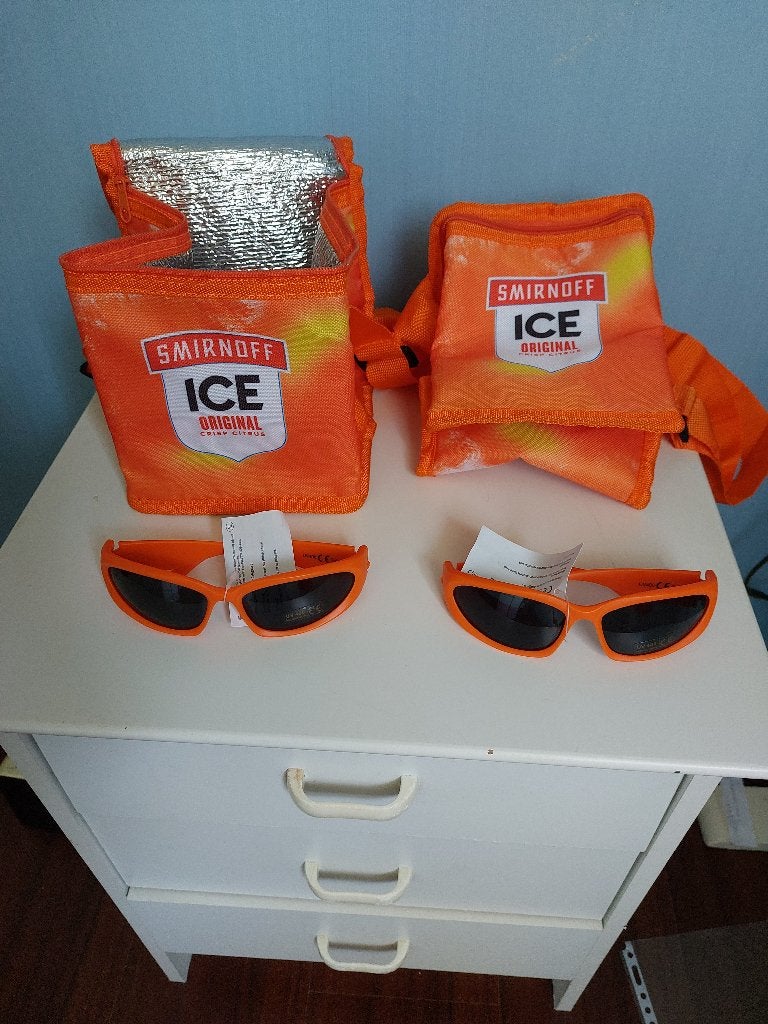 reclame art. , 2 koeltasjes Smirnoff ice en 2 zonnebrillen, Ophalen of Verzenden, Nieuw, Gebruiksvoorwerp