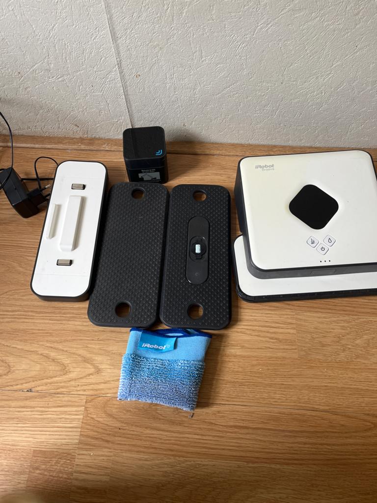 iRobot Braava Vloerreiniger met Oplaadstation en Accessoires, Gebruikt, IRobot, Ophalen of Verzenden, Vloerreiniger