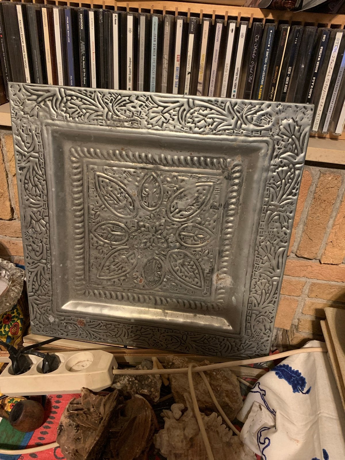 Decoratieve metalen schaal met reliëfpatroon, Ophalen